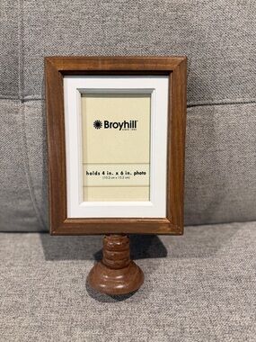 Broyhill Rustic Brown Wood Picture Frame with Pedestal - Brown
